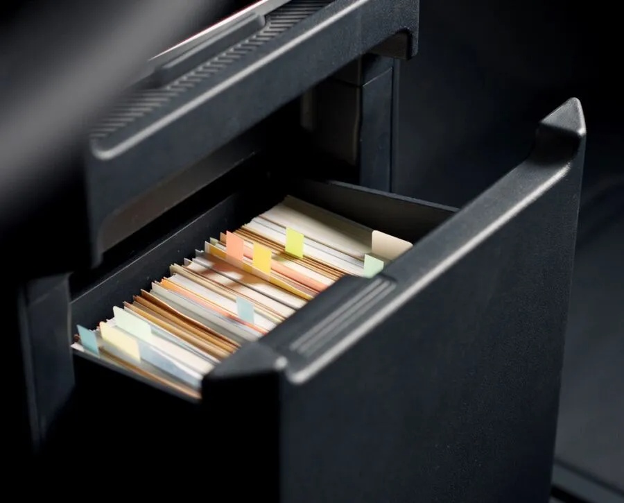 Central sliding tray for on-the-go work